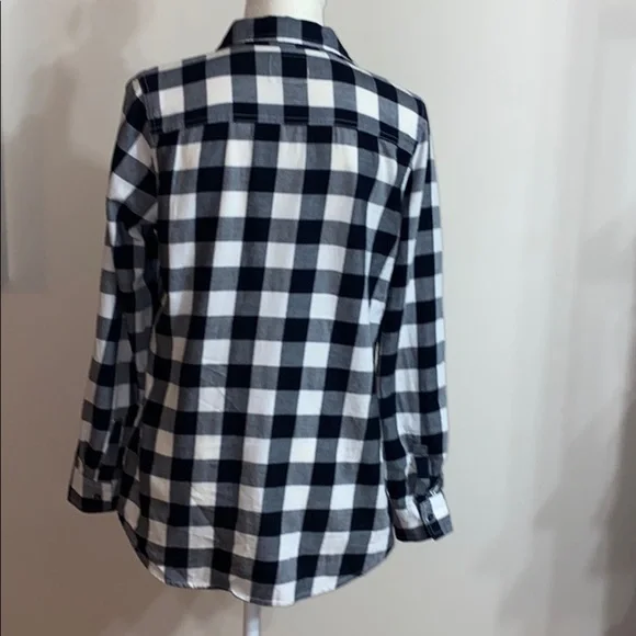 Old Navy Button down blouse -plaid- - Picture 5 of 7